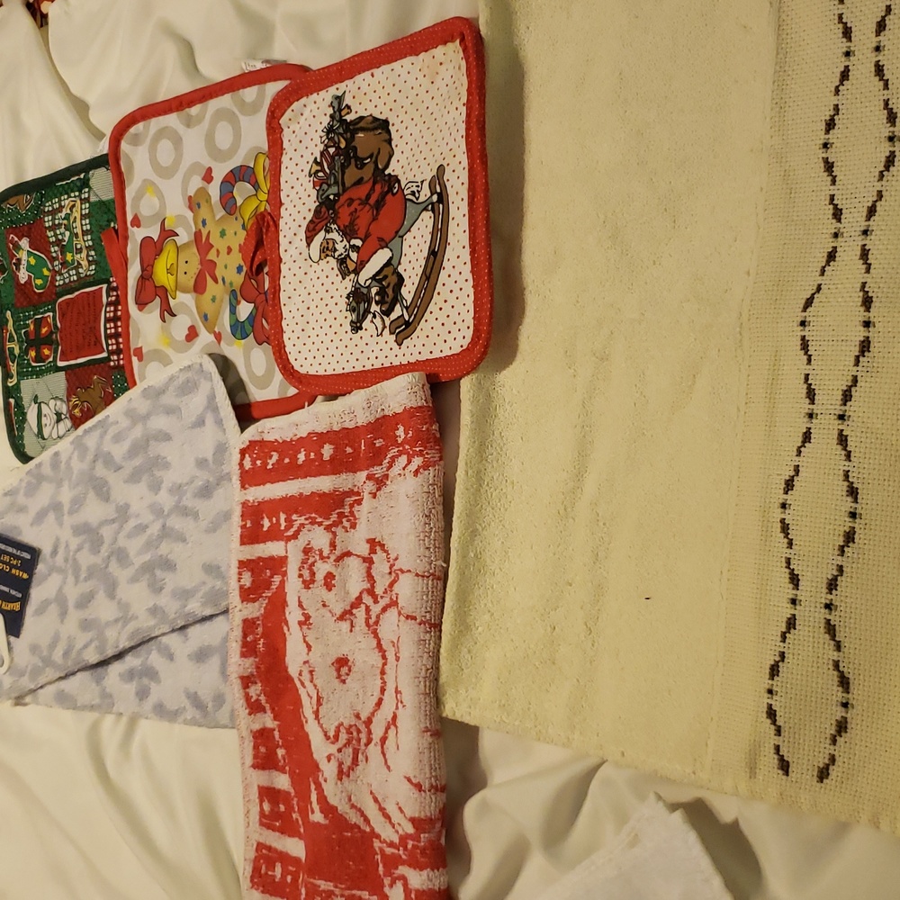 10 pc holiday towels, pot holders, cloths & more